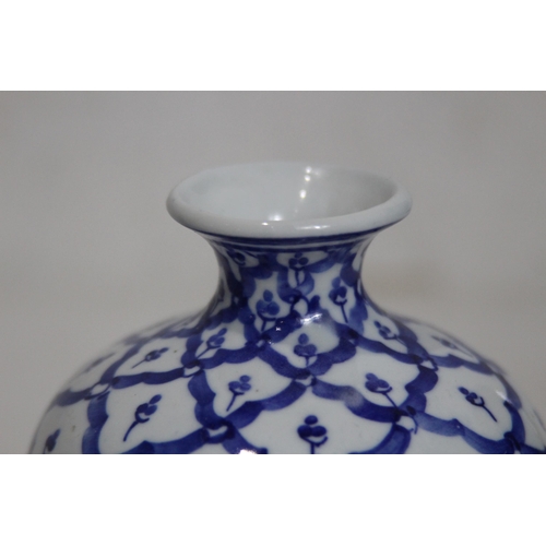 372 - QUANTITY OF BLUE AND WHITE CHINA x7
37CM