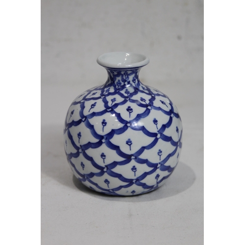 372 - QUANTITY OF BLUE AND WHITE CHINA x7
37CM