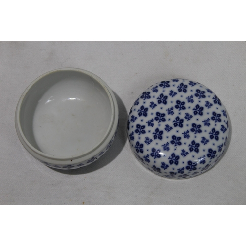 372 - QUANTITY OF BLUE AND WHITE CHINA x7
37CM