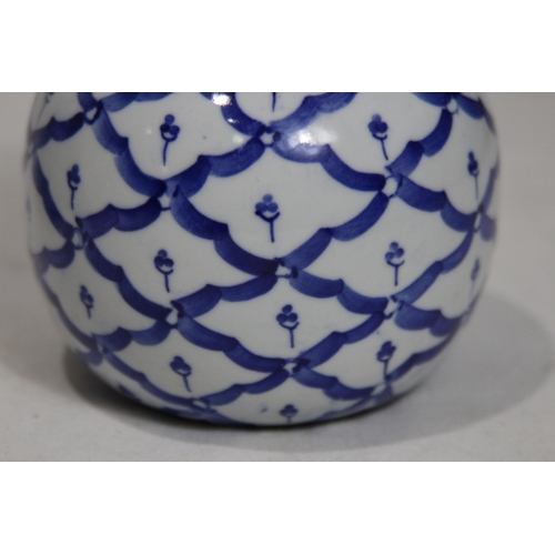 372 - QUANTITY OF BLUE AND WHITE CHINA x7
37CM