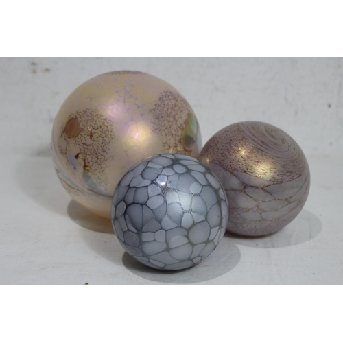 373 - QUANTITY OF GLASS BALLS AND ART GLASS
13 X 15CM