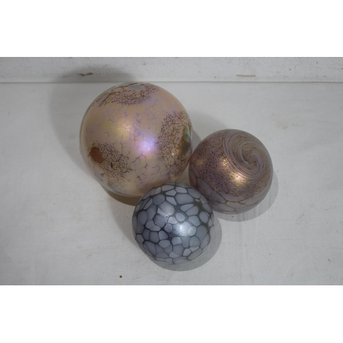 373 - QUANTITY OF GLASS BALLS AND ART GLASS
13 X 15CM