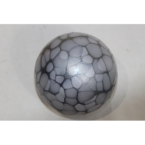 373 - QUANTITY OF GLASS BALLS AND ART GLASS
13 X 15CM