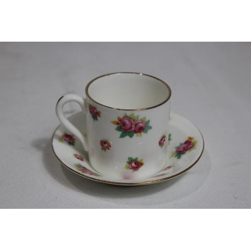 374 - QUANTITY OF MINIATURE CHINA AND OTHER ITEMS
33CM