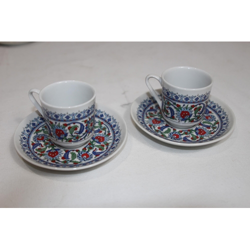 374 - QUANTITY OF MINIATURE CHINA AND OTHER ITEMS
33CM