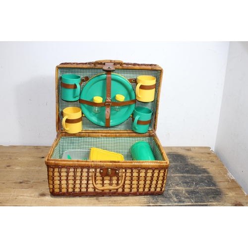 668 - VINTAGE PICNIC BASKET