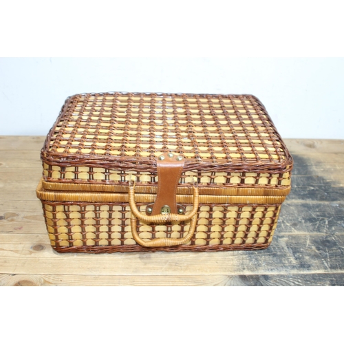 668 - VINTAGE PICNIC BASKET