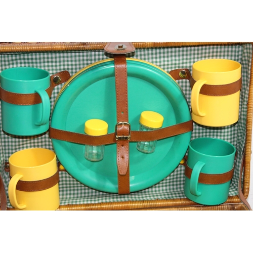 668 - VINTAGE PICNIC BASKET