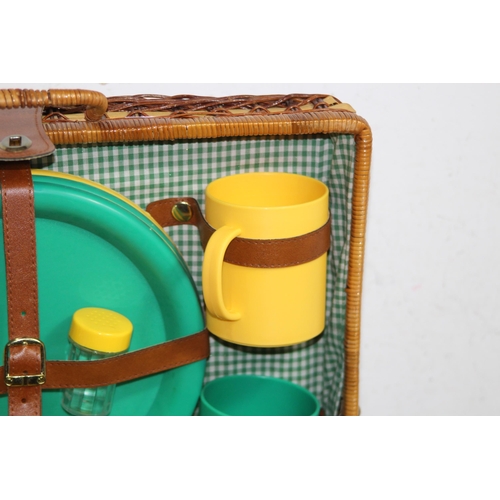 668 - VINTAGE PICNIC BASKET