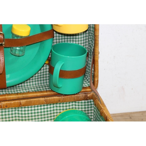 668 - VINTAGE PICNIC BASKET