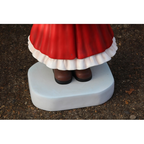 136 - THE CAROLLER FAMILY CHRISTMAS FIGURES 
147CM