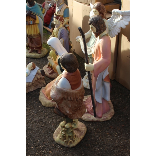 144 - LARGE NATIVITY SET WITH BOXES  X8
110CM