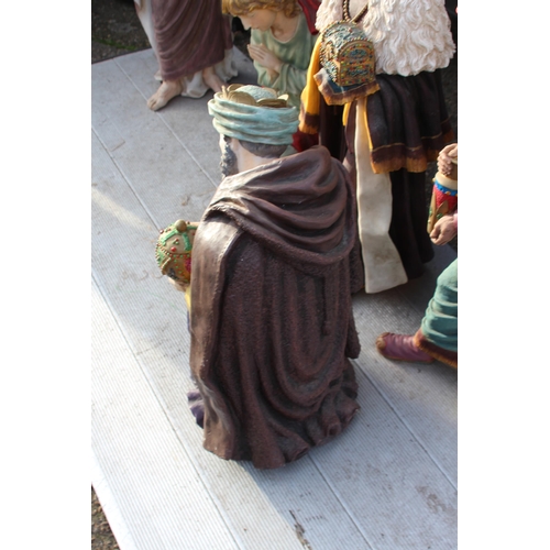 145 - LARGE NATIVITY SET  X7
92CM