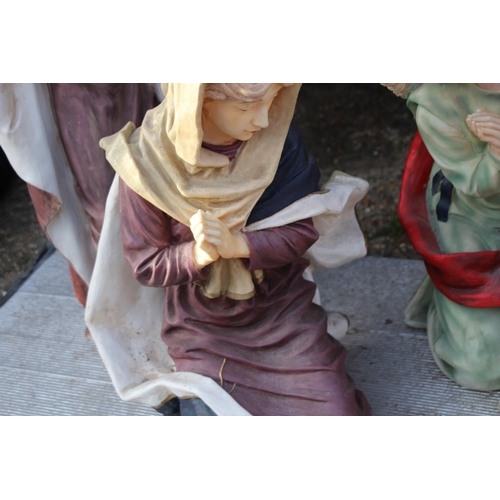 145 - LARGE NATIVITY SET  X7
92CM