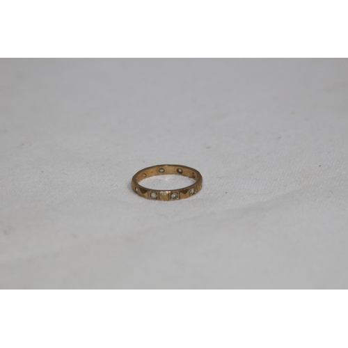 1203 - 9CT GOLD RING - SIZE Q - 2.20G