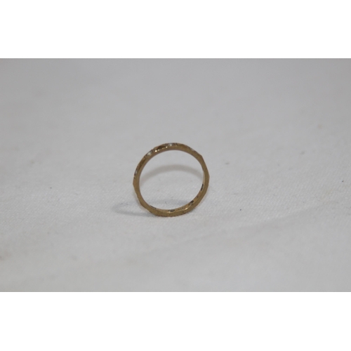 1203 - 9CT GOLD RING - SIZE Q - 2.20G