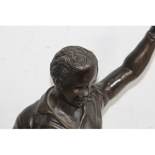 675 - BRONZED STATUE OF A FOOTBALL PLAYER
54 X 27CM