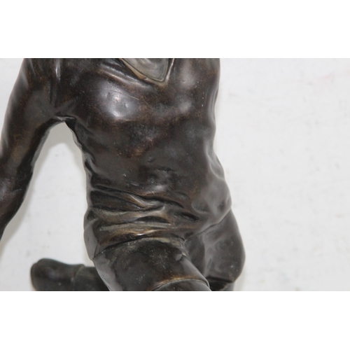 675 - BRONZED STATUE OF A FOOTBALL PLAYER
54 X 27CM