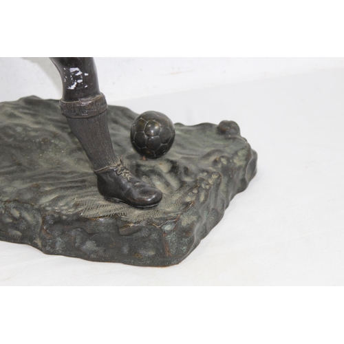 675 - BRONZED STATUE OF A FOOTBALL PLAYER
54 X 27CM