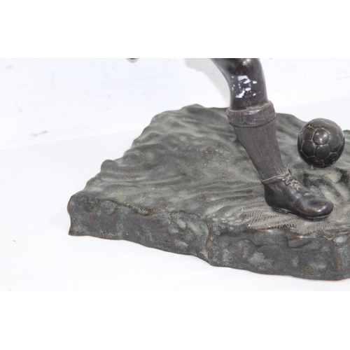 675 - BRONZED STATUE OF A FOOTBALL PLAYER
54 X 27CM