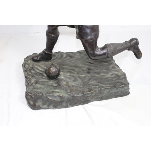 675 - BRONZED STATUE OF A FOOTBALL PLAYER
54 X 27CM