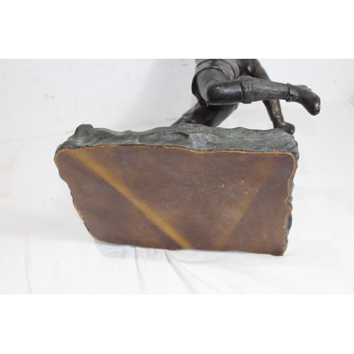 675 - BRONZED STATUE OF A FOOTBALL PLAYER
54 X 27CM