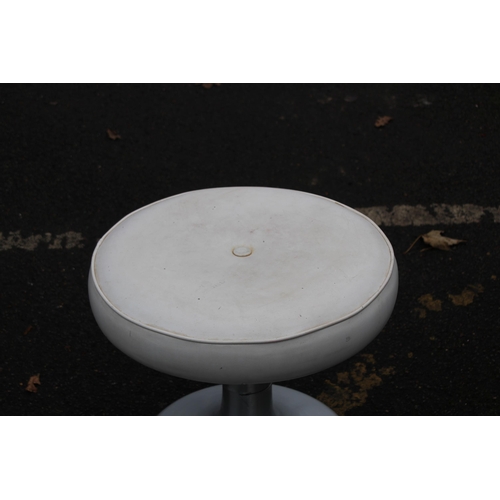 70 - RETRO STOOL
47 X 46CM