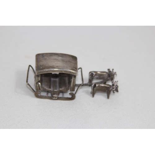 1167 - MINIATURE CONTINENTAL WHITE METAL COW DRAWN CARRIAGE - 22.3G
7 X 3CM