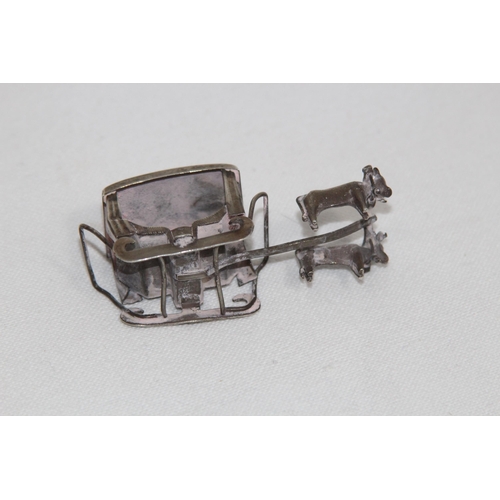 1167 - MINIATURE CONTINENTAL WHITE METAL COW DRAWN CARRIAGE - 22.3G
7 X 3CM