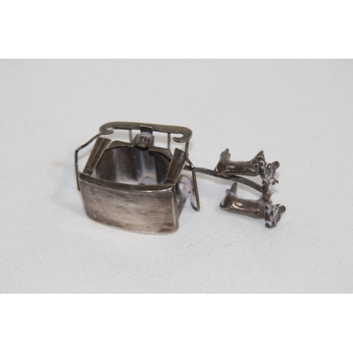 1167 - MINIATURE CONTINENTAL WHITE METAL COW DRAWN CARRIAGE - 22.3G
7 X 3CM