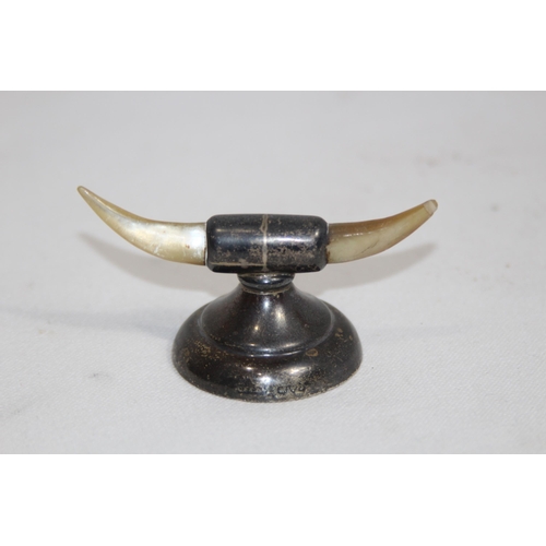 1181 - NOVELTY HORN SHAPED SILVER AND MOTHER OF PEARL CUTTING REST - CHESTER CIRCA 1907
9 X 5CM