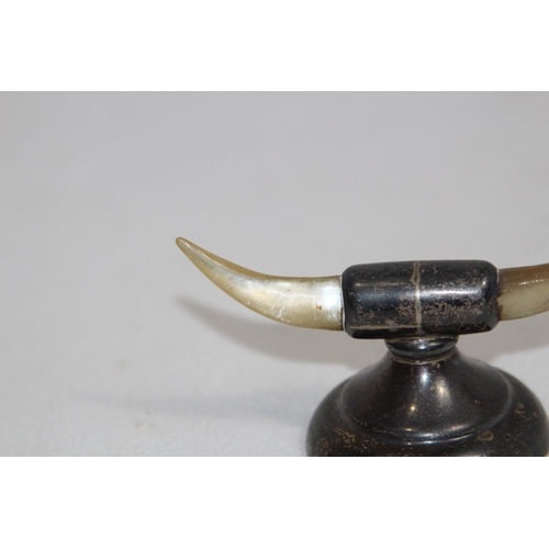 1181 - NOVELTY HORN SHAPED SILVER AND MOTHER OF PEARL CUTTING REST - CHESTER CIRCA 1907
9 X 5CM