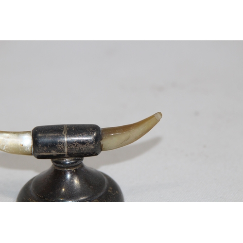 1181 - NOVELTY HORN SHAPED SILVER AND MOTHER OF PEARL CUTTING REST - CHESTER CIRCA 1907
9 X 5CM