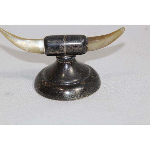 1181 - NOVELTY HORN SHAPED SILVER AND MOTHER OF PEARL CUTTING REST - CHESTER CIRCA 1907
9 X 5CM