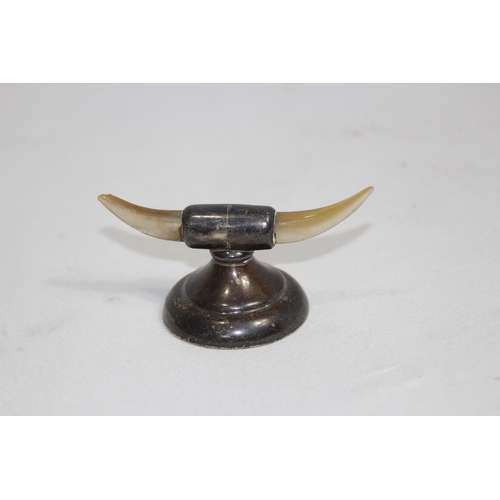 1181 - NOVELTY HORN SHAPED SILVER AND MOTHER OF PEARL CUTTING REST - CHESTER CIRCA 1907
9 X 5CM