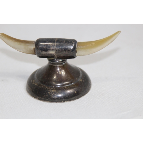 1181 - NOVELTY HORN SHAPED SILVER AND MOTHER OF PEARL CUTTING REST - CHESTER CIRCA 1907
9 X 5CM