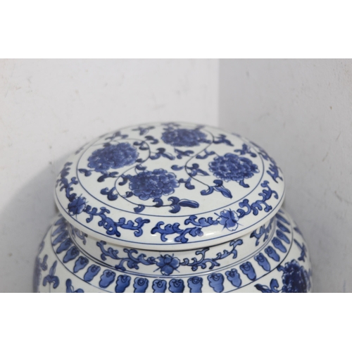 362 - SELECTION OF ORIENTAL CHINA INCLUDING BLUE AND WHITE
22 x 23cm