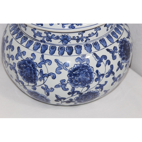 362 - SELECTION OF ORIENTAL CHINA INCLUDING BLUE AND WHITE
22 x 23cm