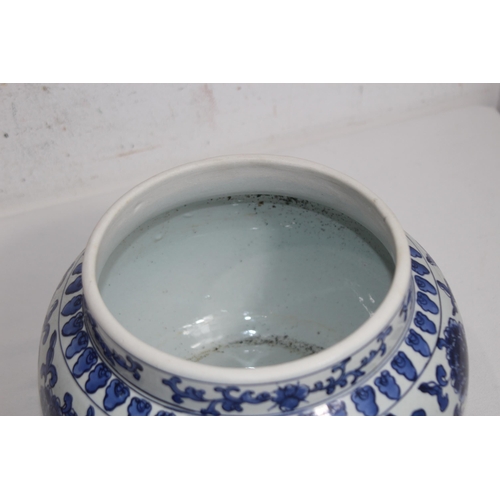 362 - SELECTION OF ORIENTAL CHINA INCLUDING BLUE AND WHITE
22 x 23cm