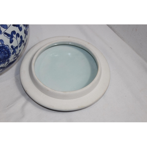 362 - SELECTION OF ORIENTAL CHINA INCLUDING BLUE AND WHITE
22 x 23cm