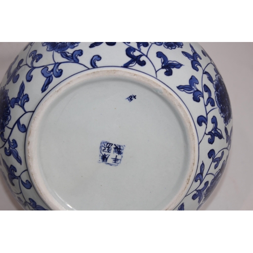 362 - SELECTION OF ORIENTAL CHINA INCLUDING BLUE AND WHITE
22 x 23cm