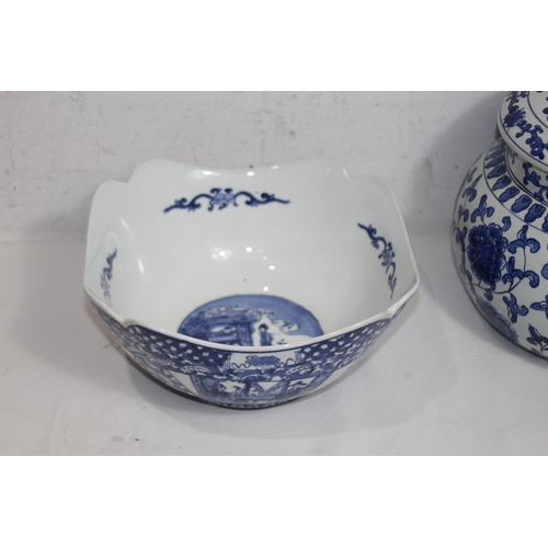 362 - SELECTION OF ORIENTAL CHINA INCLUDING BLUE AND WHITE
22 x 23cm