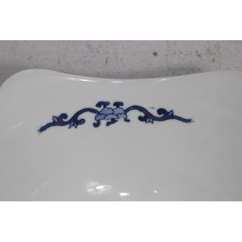 362 - SELECTION OF ORIENTAL CHINA INCLUDING BLUE AND WHITE
22 x 23cm