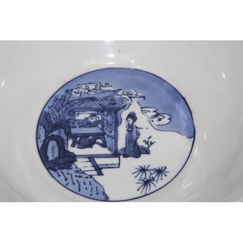 362 - SELECTION OF ORIENTAL CHINA INCLUDING BLUE AND WHITE
22 x 23cm