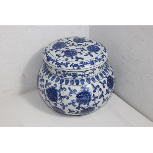 362 - SELECTION OF ORIENTAL CHINA INCLUDING BLUE AND WHITE
22 x 23cm