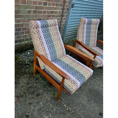 6 - VINTAGE RETRO PAIR OF GUY ROGERS MANHATTAN TEAK FRAMED RECLINING CHAIRS
69 X 84 X 90CM