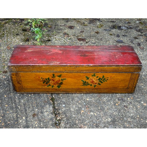 11 - LARGE OLD VINTAGE FLORAL PAINTED CHINOISERIE DESIGN LIDDED BOX - POSSIBLY CHINESE
79 X 22 X 25CM