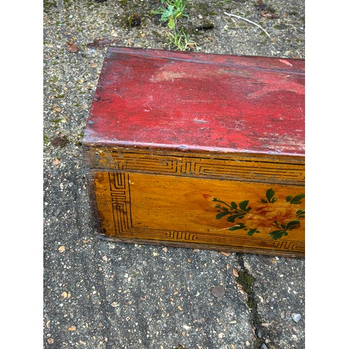 11 - LARGE OLD VINTAGE FLORAL PAINTED CHINOISERIE DESIGN LIDDED BOX - POSSIBLY CHINESE
79 X 22 X 25CM