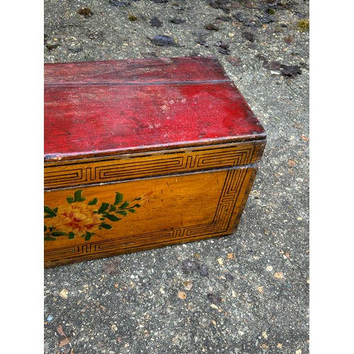 11 - LARGE OLD VINTAGE FLORAL PAINTED CHINOISERIE DESIGN LIDDED BOX - POSSIBLY CHINESE
79 X 22 X 25CM