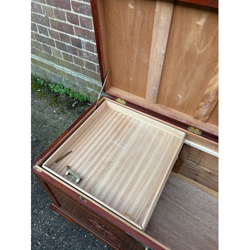 50 - ORIENTAL CAMPHOR WOOD CHEST
103 X 53 X 62CM